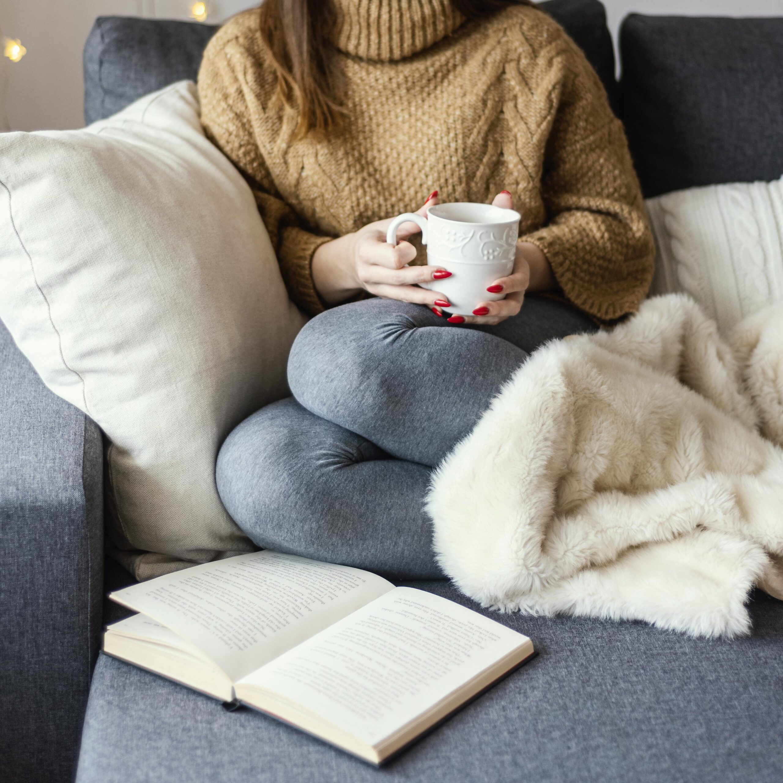 Rincón de lectura acogedor con un sillón cómodo, almohadas suaves.